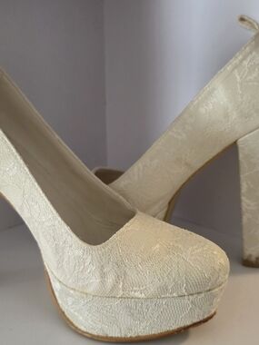 Elegant Ivory Lace Platform Pumps - Women Shoes
